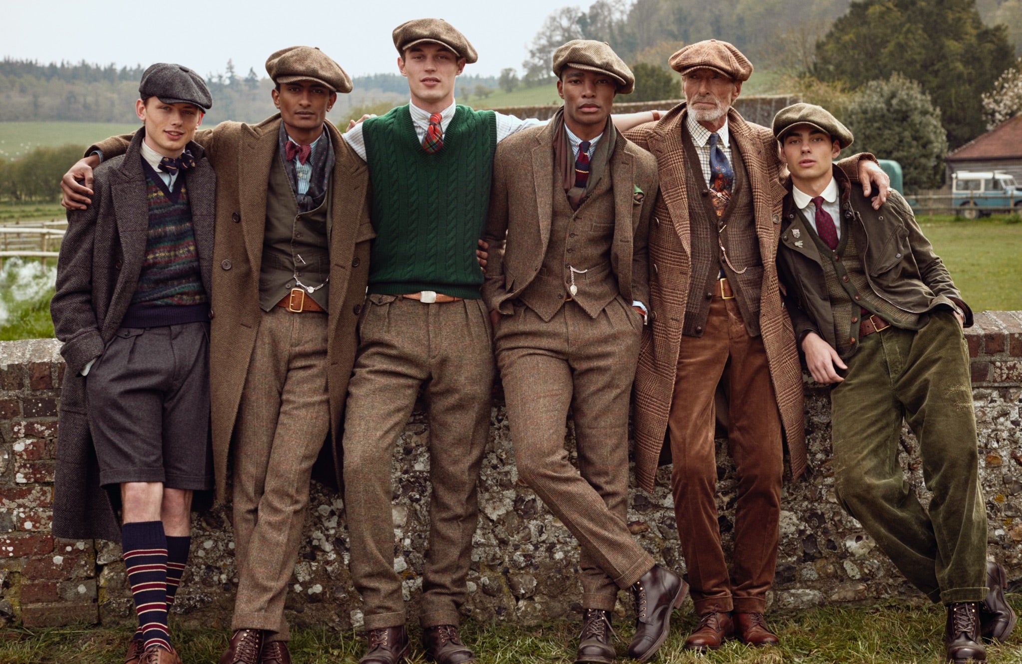 <strong>CROSS COUNTRY </strong><br/><span>The current collection of Polo Originals uses tweed as texture, creating a look that is drawn from classic menswear but combined with unexpected pieces of workwear - a twill vest, mended cords, cap-toe boots, and double-pronged belts</span><br/><rlmag_link href="https://www.ralphlauren.se/sv/search?cgid=brands-prl-ties-and-tweed-cg"><button class="shop-collection">Shop the Story</button></rlmag_link>
