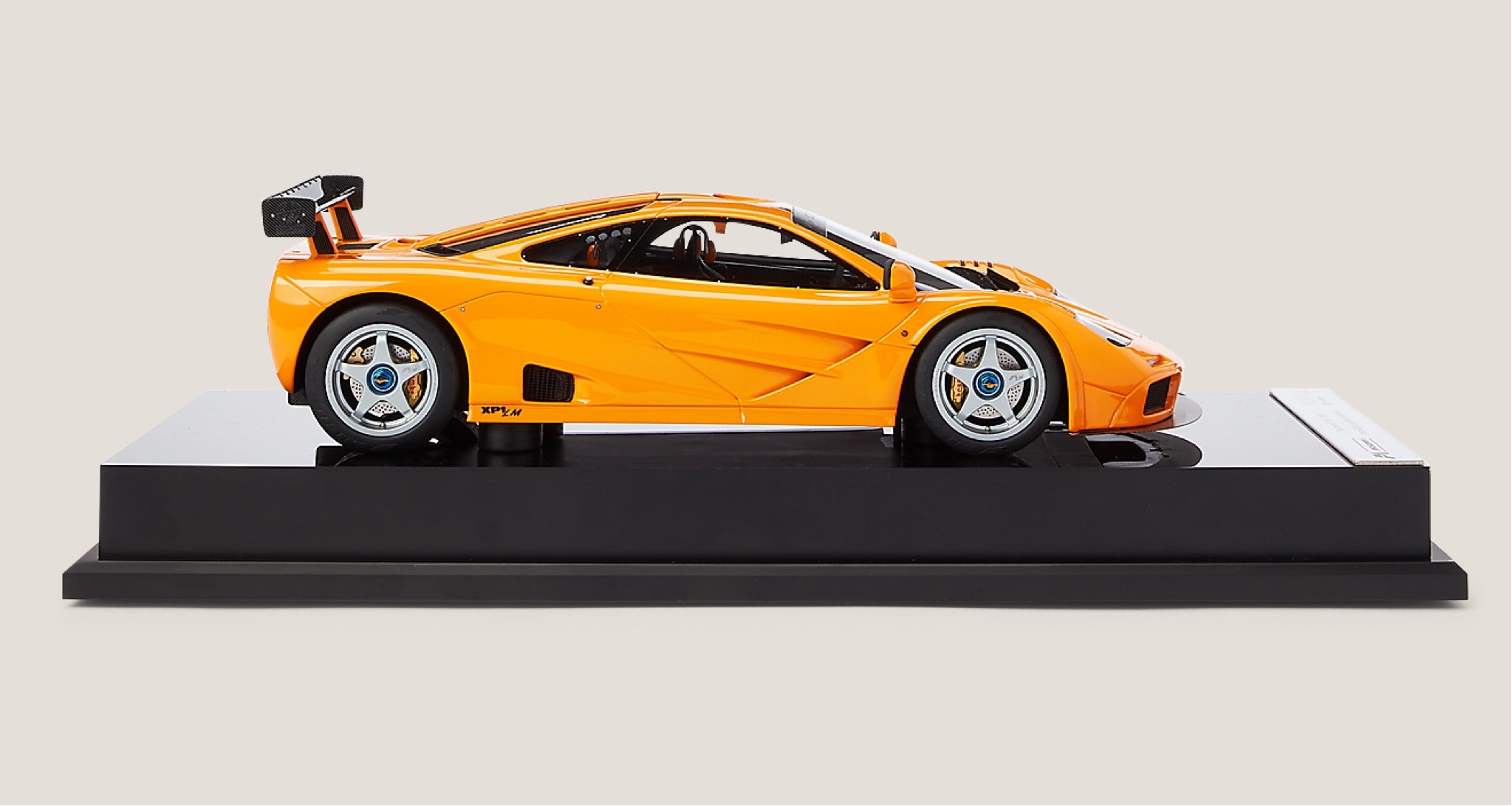 <span>Detailed photographs helped the Amalgam team to match the color and gloss of Mr. Lauren&rsquo;s 1996 McLaren F1 &ldquo;supercar,&rdquo; the first all-carbon-composition car and one of the fastest production cars in the world</span><br/><a href="https://www.ralphlauren.com/home-decor-decorative-accessories/mclaren-f1-lm/588326.html?dwvar588326_colorname=Orange" target="_blank" class="rlc-linecta rlc-lineplay"><span>SHOP NOW</span></a>