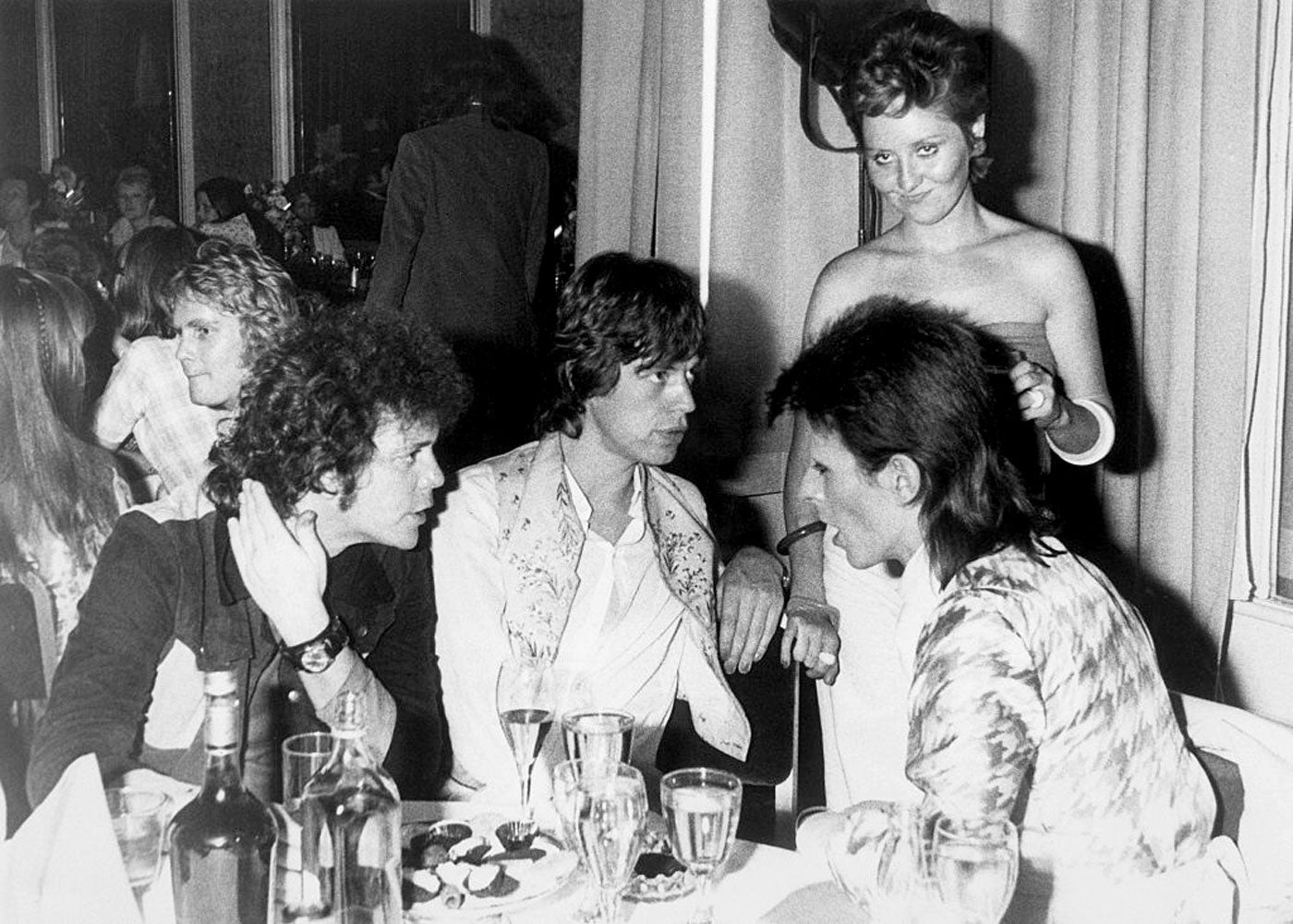                             Lou Reed, Mick Jagger, and David Bowie in conversation at Bowie’s ‘Last Supper’