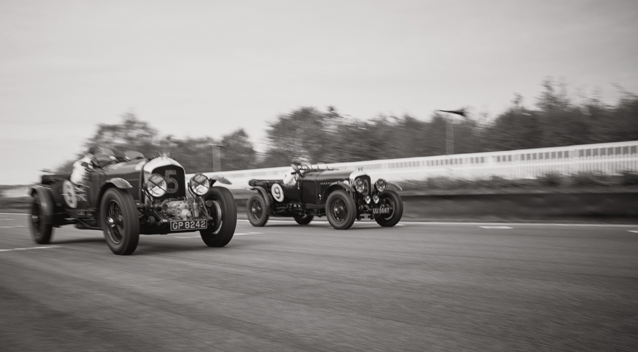 <strong>ON LOCATION</strong><br/><span>This season of Polo Originals, inspired by the golden era of Grand Prix car racing, was photographed at the Goodwood Motor Circuit, which is located in West Sussex, on the 12,000-acre Goodwood Estate. The Circuit has since become known for hosting a number of prestigious motorsport events, including the famous Festival of Speed and Revival.</span> <br/><rlmag_link href="https://www.ralphlauren.se/en/search?cgid=brands-prl-tough-and-refined-cg"><button class="shop-collection">Shop the Story</button></rlmag_link>